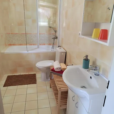 Demaenova 238 Apartman Lipótszentmiklós